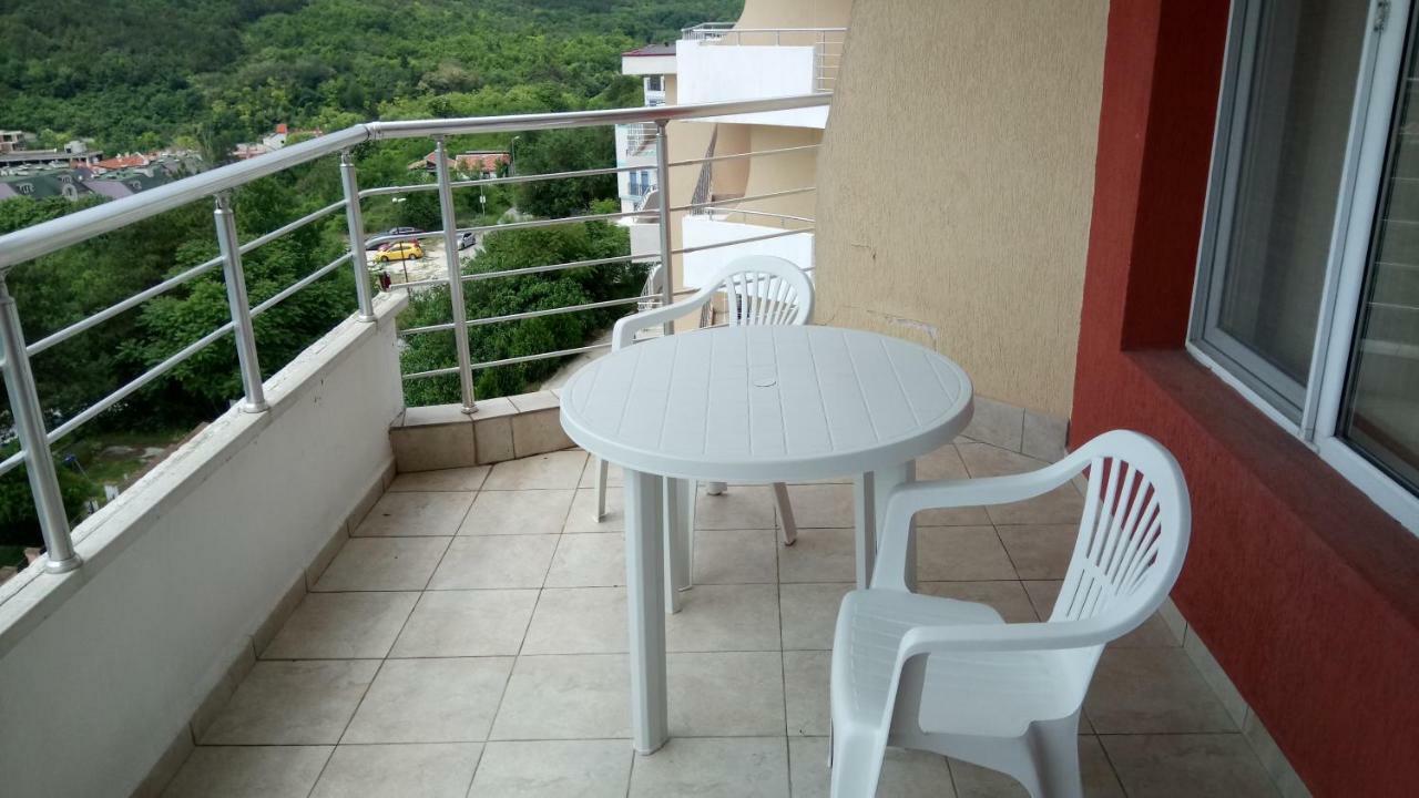 Marina Residence Complex Kavarna Bagian luar foto